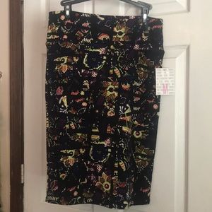 Medium, new LuLaRue Cassie. I love the colors!!